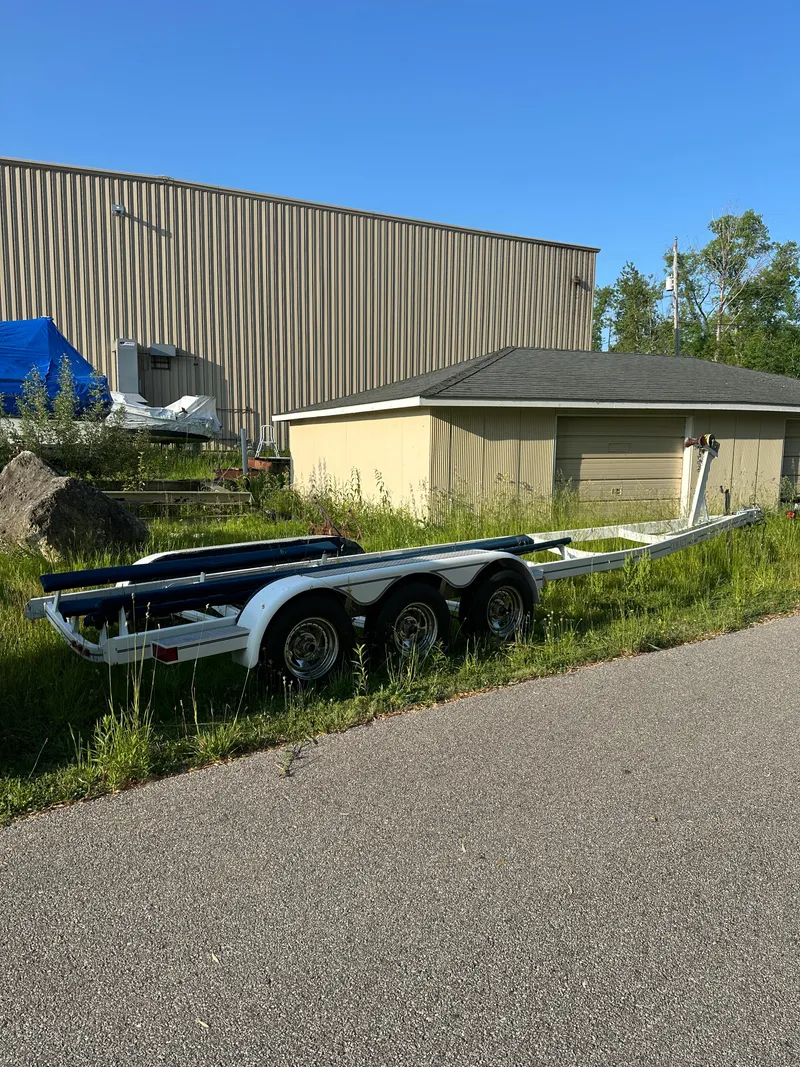 Slide: The Image of Trailer for 2000 Bayliner 2855 Ciera parked near industrial building. - 18