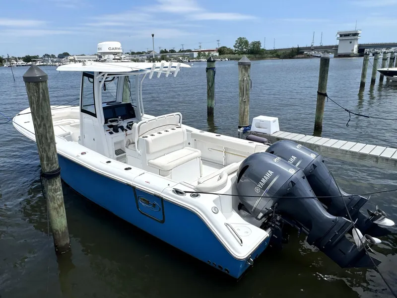 The Image of 2022 Sea Hunt Ultra 275 SE boat docked with twin Yamaha engines. - 0