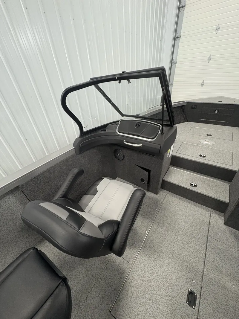 Slide: The Image of Crestliner 2250 Authority 2026 - 21