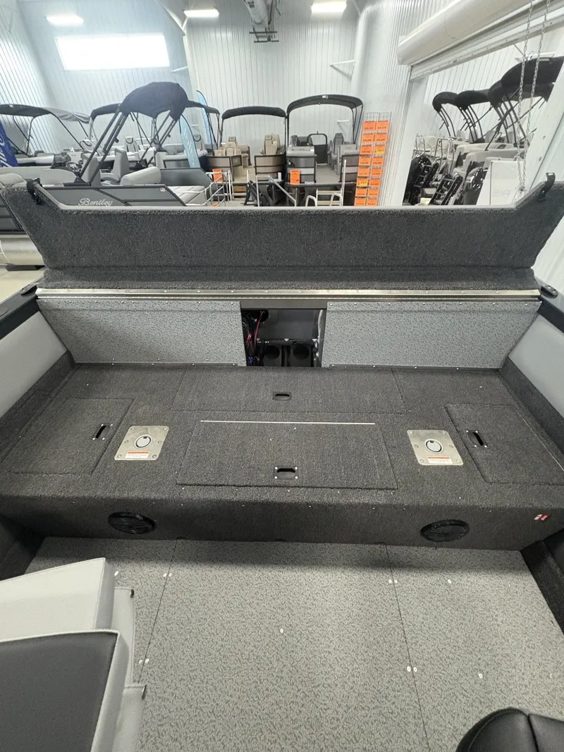 Slide: The Image of Crestliner 2250 Sportfish 2026 - 11