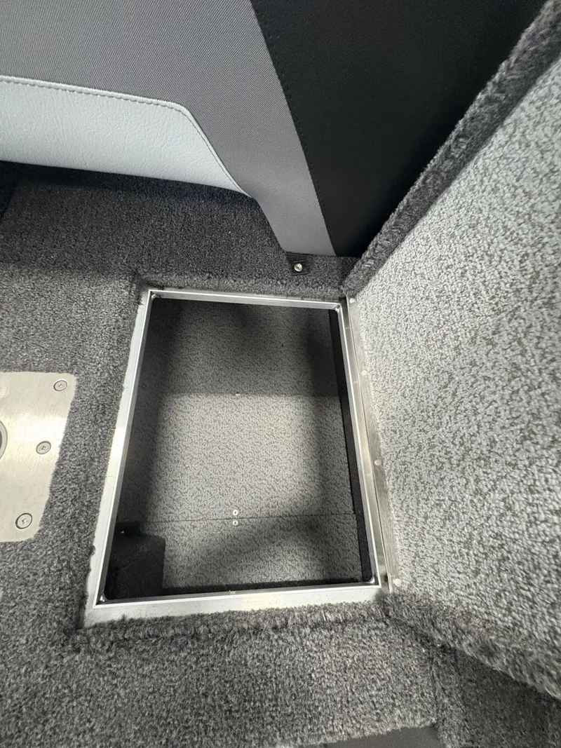 Slide: The Image of Crestliner 2250 Sportfish 2026 - 13