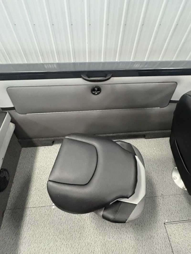 Slide: The Image of Crestliner 2250 Sportfish 2026 - 17