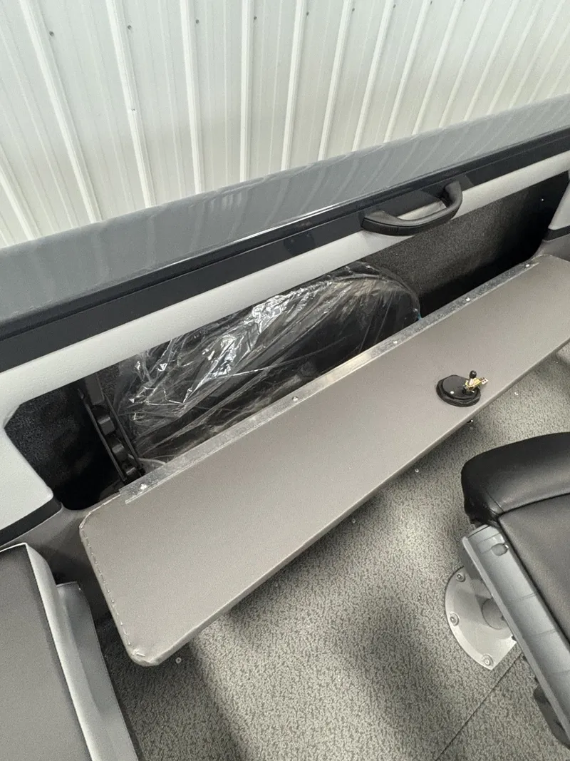 Slide: The Image of Crestliner 2250 Sportfish 2026 - 18