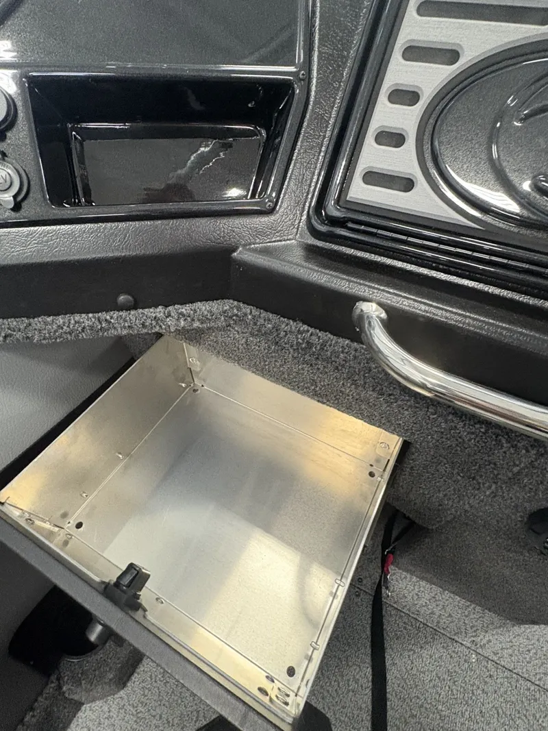 Slide: The Image of Crestliner 2250 Sportfish 2026 - 25