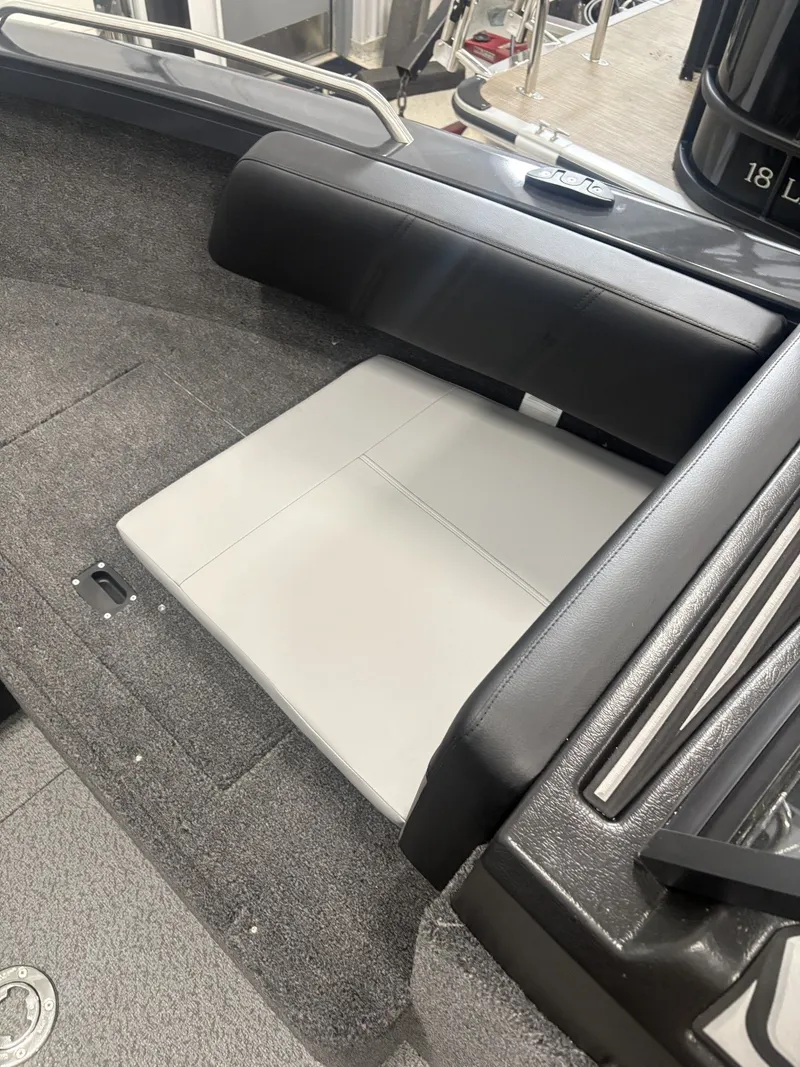 Slide: The Image of Crestliner 2250 Sportfish 2026 - 36