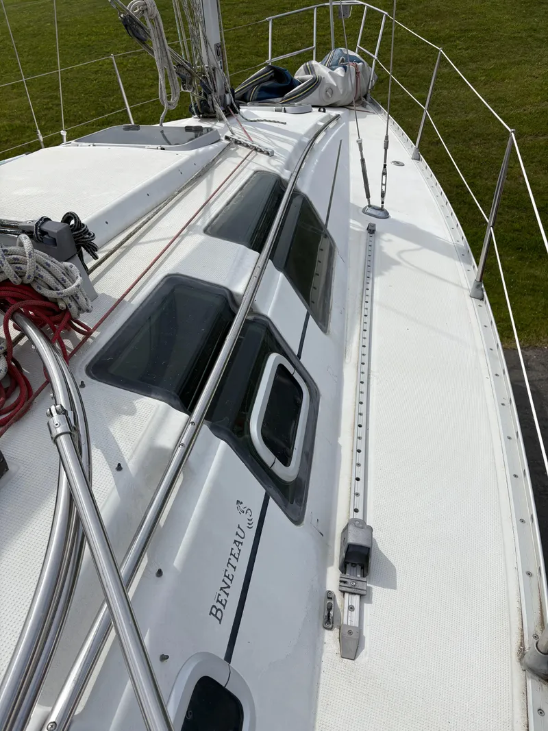 Slide: The Image of 1989 Beneteau 32s5 sailboat deck with rigging and windows, viewed from above. - 21