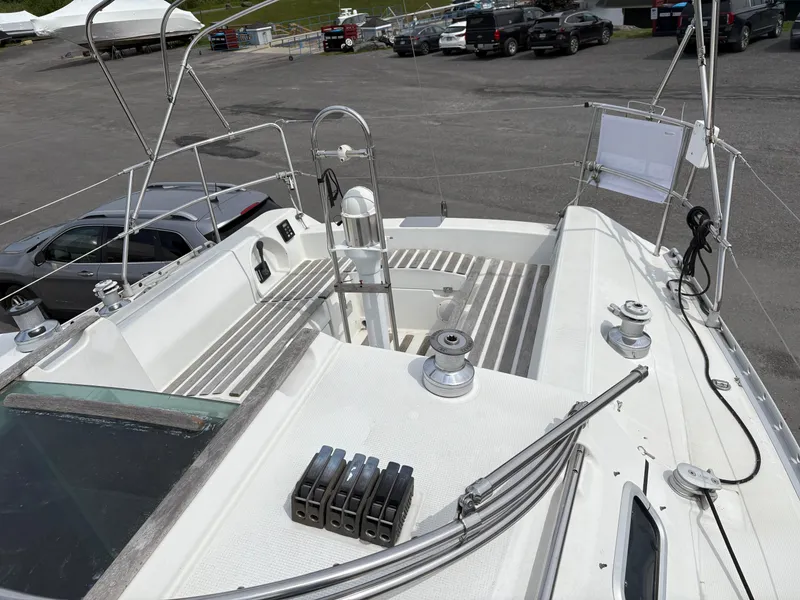 Slide: The Image of 1989 Beneteau 32s5 sailboat deck with winches and rigging in a marina setting. - 23