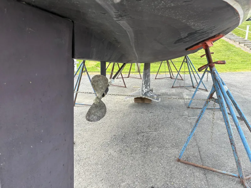 Slide: The Image of 1989 Beneteau 32s5 sailboat on stands, showing propeller and keel. - 9