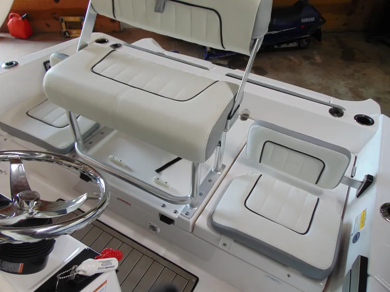 Slide: The Image of Interior of 2024 Yamaha Boats 190 FSH Sport with white seating. - 12