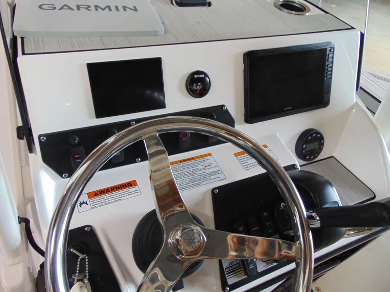 Slide: The Image of Yamaha 190 FSH Sport 2024 helm with Garmin technology. - 13