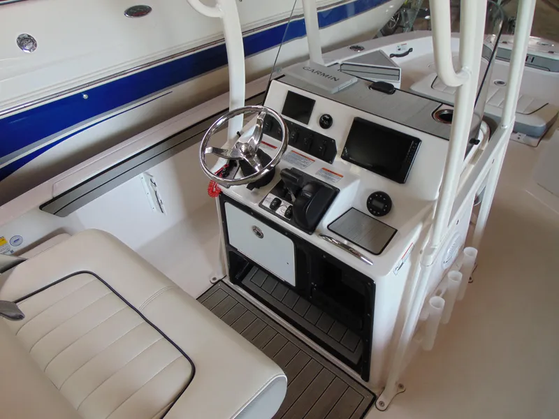 Slide: The Image of Yamaha 190 FSH Sport 2024 helm with modern controls and displays. - 5