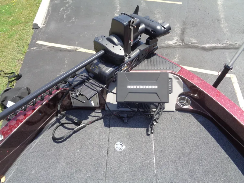 Slide: The Image of 2022 Ranger 621 FS PRO boat with Humminbird fish finder and trolling motor. - 7