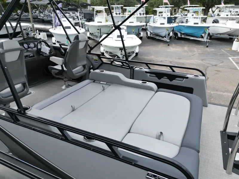 Slide: The Image of Tahoe LTZ VRB23T 2025 - 42