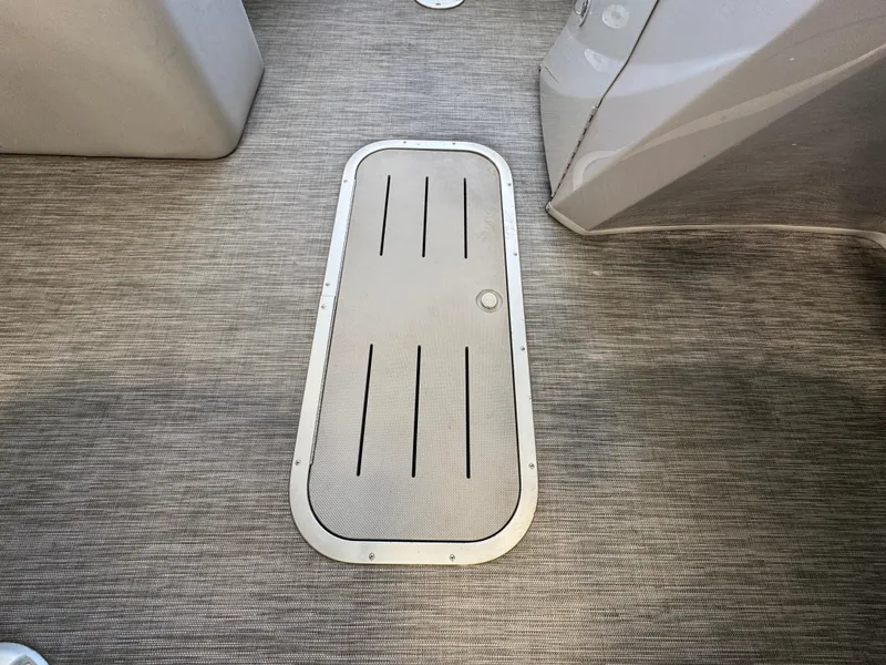 Slide: The Image of Floor hatch on 2020 Bennington SX 22 SSRX boat interior. - 9