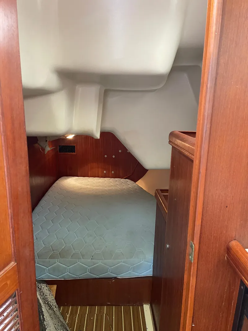 Slide: The Image of Hunter 44 Deck Salon 2004 - 65