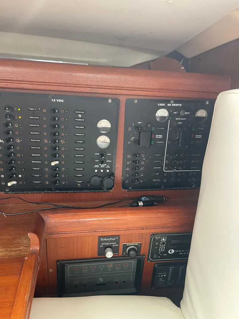 Slide: The Image of Hunter 44 Deck Salon 2004 - 69