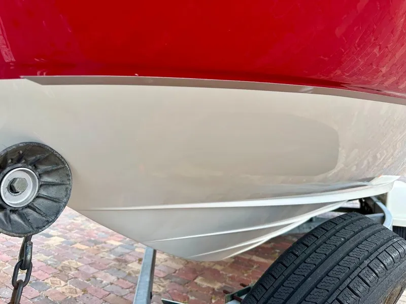 Slide: The Image of 2004 Sea Ray SunDeck 200 boat hull on trailer, red and white exterior. - 6