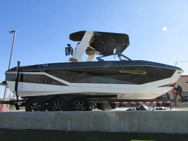 Slide: The Image of Nautique G25 2025 - 1