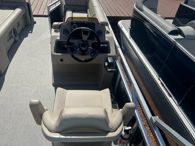 Slide: The Image of Avalon VENTURE 23 QUAD LOUNGER 2025 - 3
