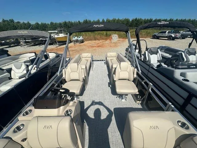 Slide: The Image of Avalon VENTURE 23 QUAD LOUNGER 2025 - 5