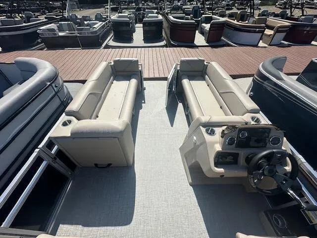 Slide: The Image of Avalon VENTURE 23 QUAD LOUNGER 2025 - 6