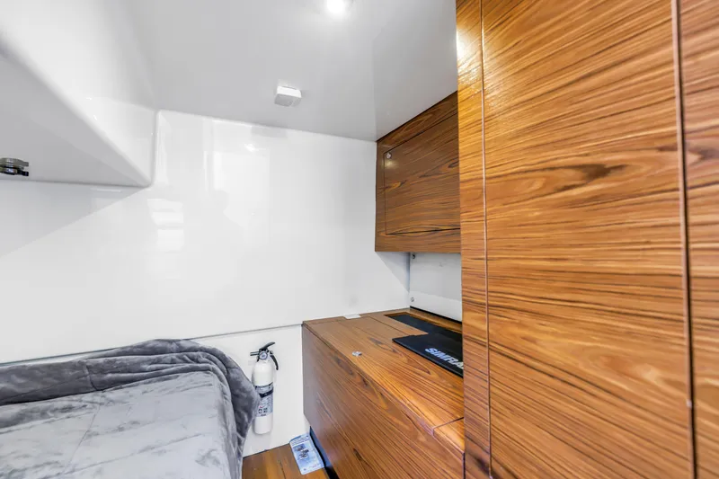 Slide: The Image of Boston Whaler 405 Conquest 2023 - 51