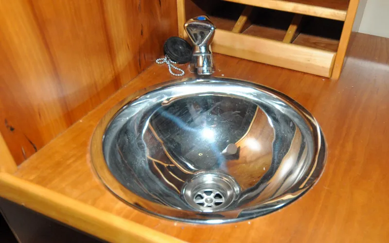 Slide: The Image of Cutwater C28 - Rhapsody - 106