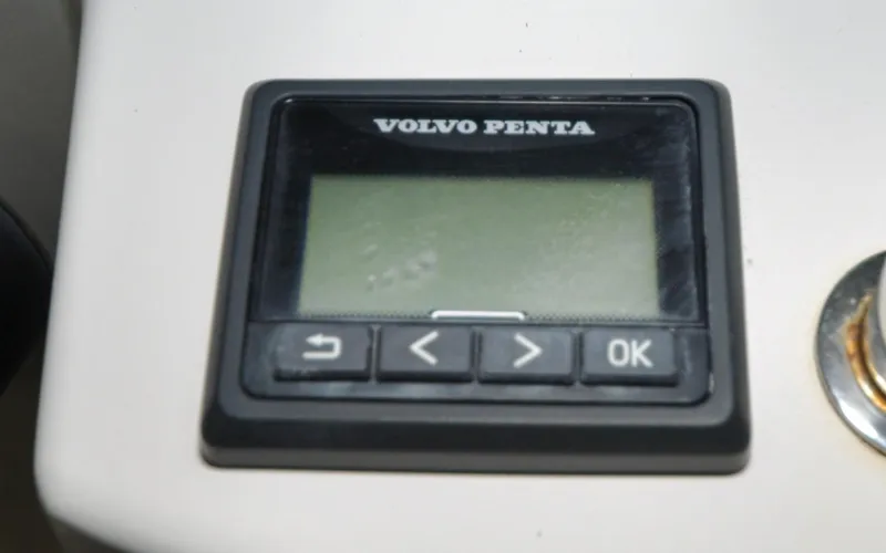 Slide: The Image of Cutwater C28 - Rhapsody - 30