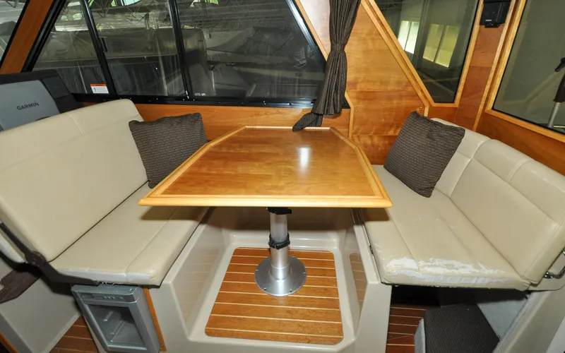 Slide: The Image of Cutwater C28 - Rhapsody - 65