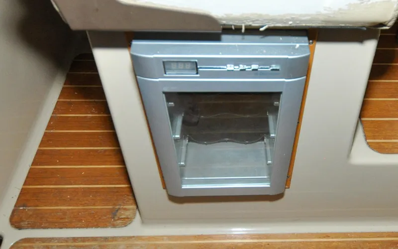 Slide: The Image of Cutwater C28 - Rhapsody - 69