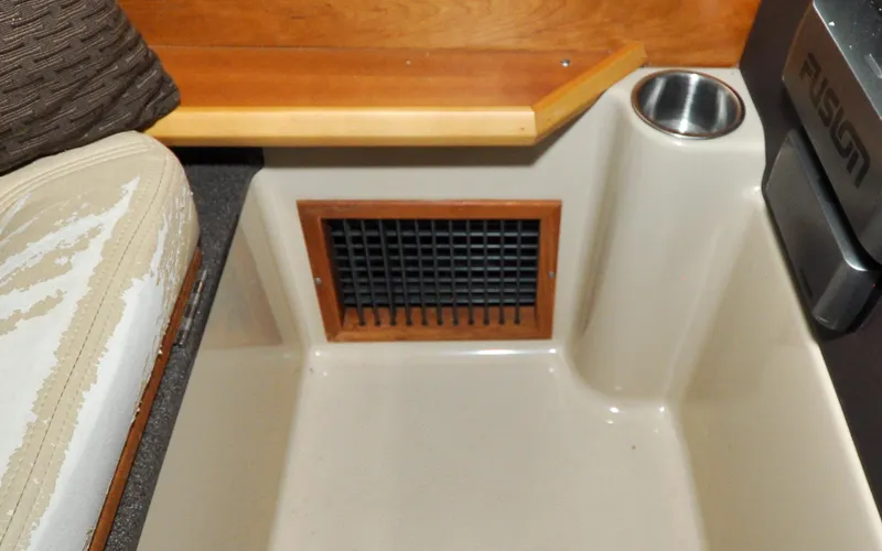 Slide: The Image of Cutwater C28 - Rhapsody - 84