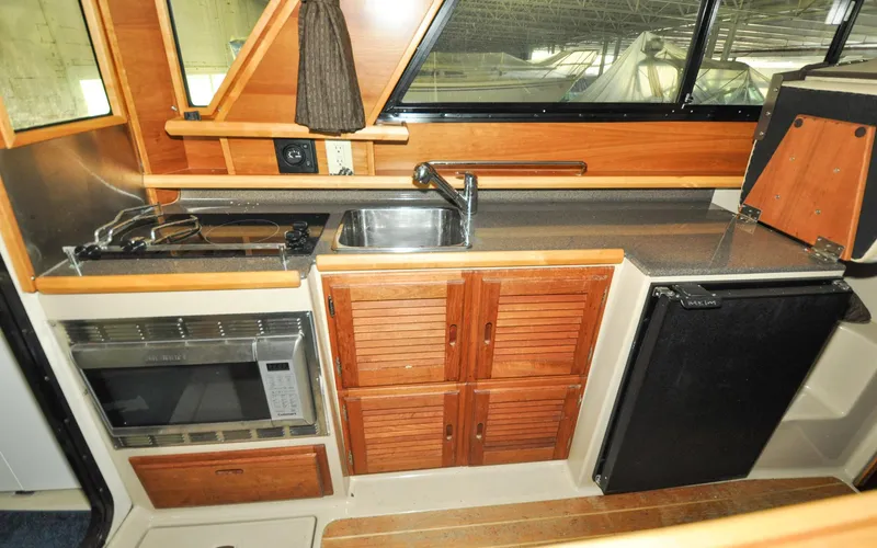 Slide: The Image of Cutwater C28 - Rhapsody - 88