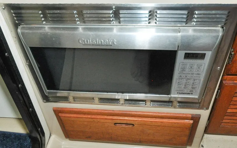 Slide: The Image of Cutwater C28 - Rhapsody - 92