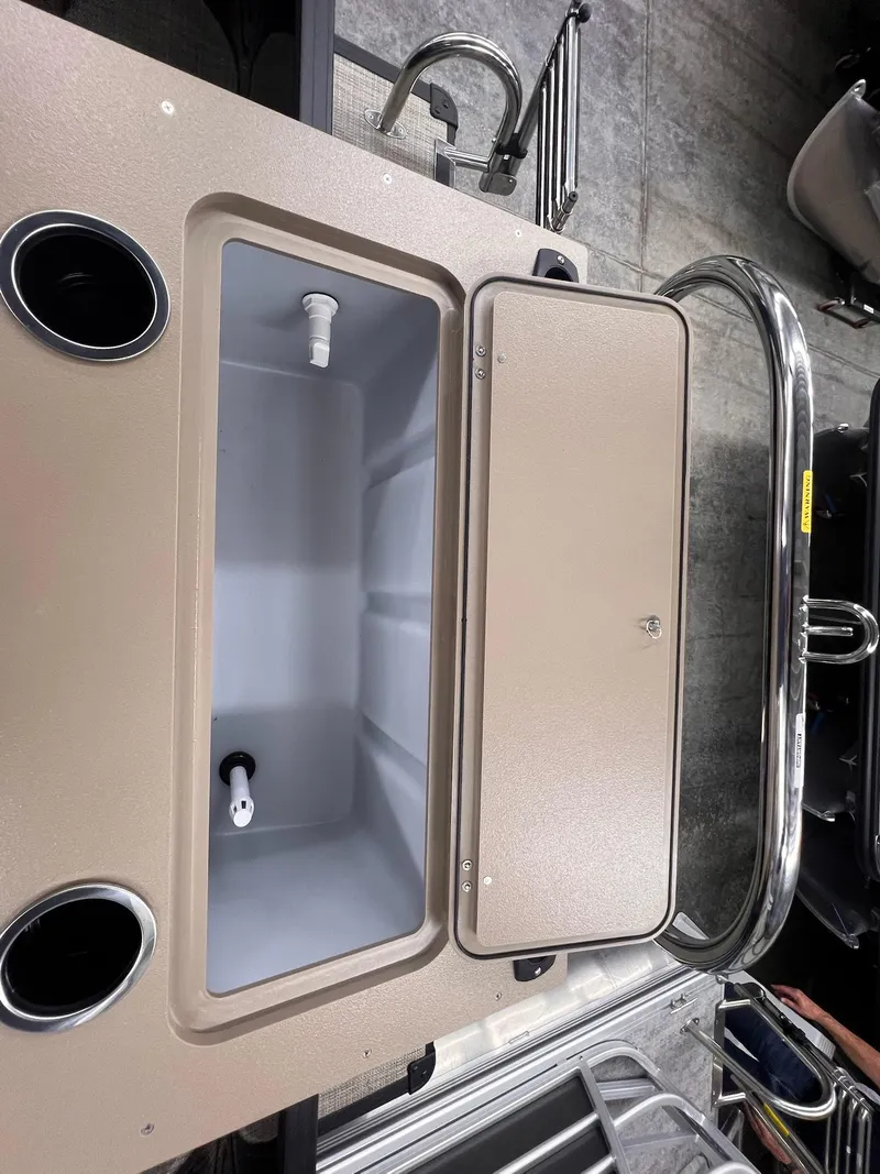 Slide: The Image of Sylvan Mirage 8520 Party Fish 2026 - 12