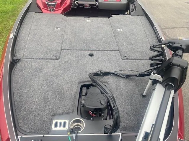 Slide: The Image of 2025 Ranger Z519R boat deck with gray carpet and mounted equipment. - 3