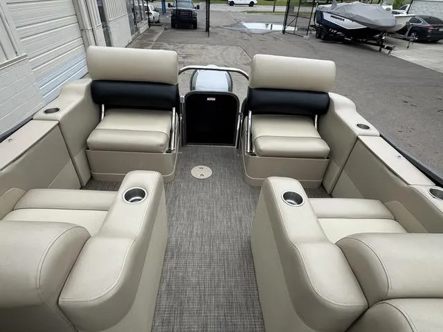 Slide: The Image of Manitou 23 Oasis SR SHP 2016 - 11