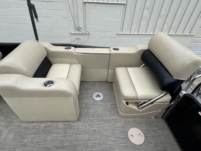 Slide: The Image of Manitou 23 Oasis SR SHP 2016 - 12