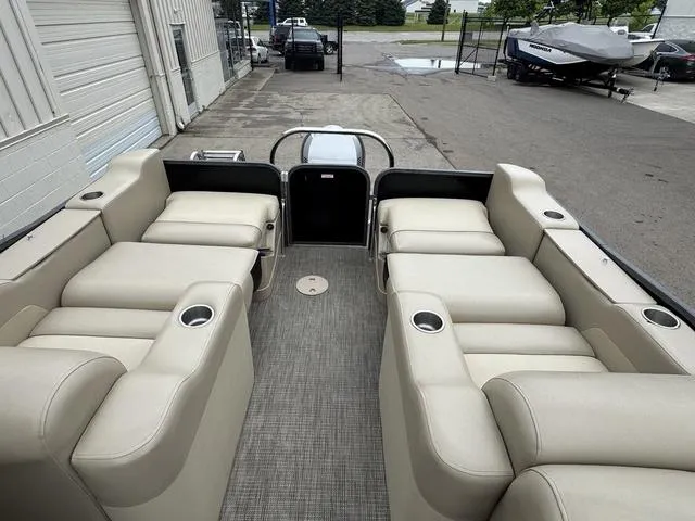 Slide: The Image of Manitou 23 Oasis SR SHP 2016 - 13