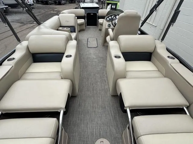 Slide: The Image of Manitou 23 Oasis SR SHP 2016 - 14