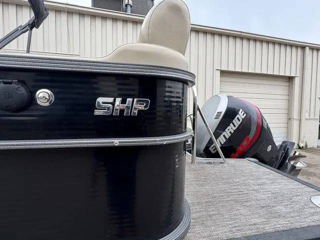 Slide: The Image of Manitou 23 Oasis SR SHP 2016 - 15