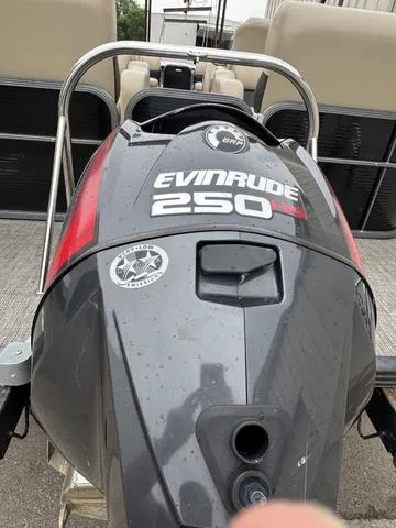 Slide: The Image of Manitou 23 Oasis SR SHP 2016 - 4