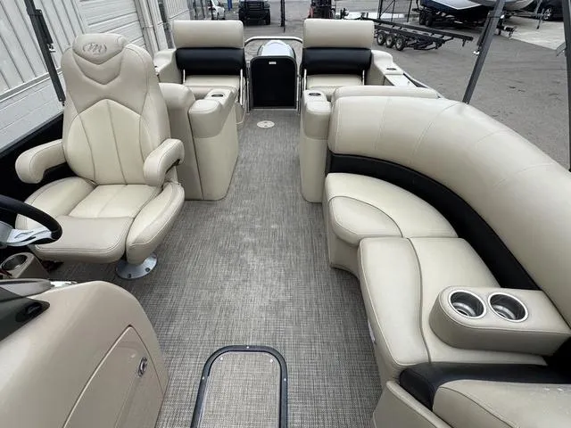 Slide: The Image of Manitou 23 Oasis SR SHP 2016 - 6