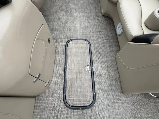 Slide: The Image of Manitou 23 Oasis SR SHP 2016 - 8