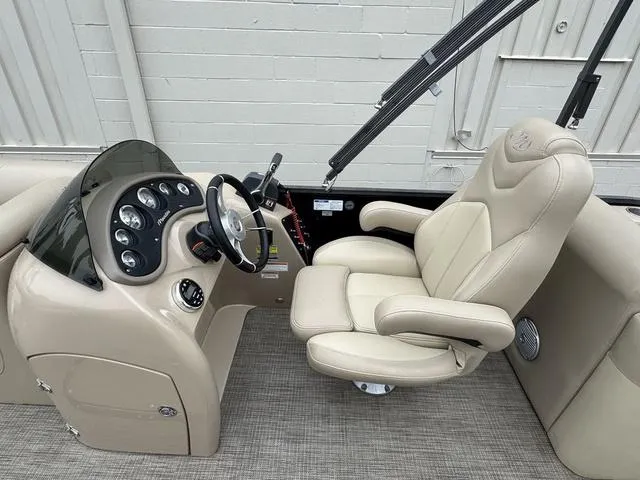 Slide: The Image of Manitou 23 Oasis SR SHP 2016 - 9