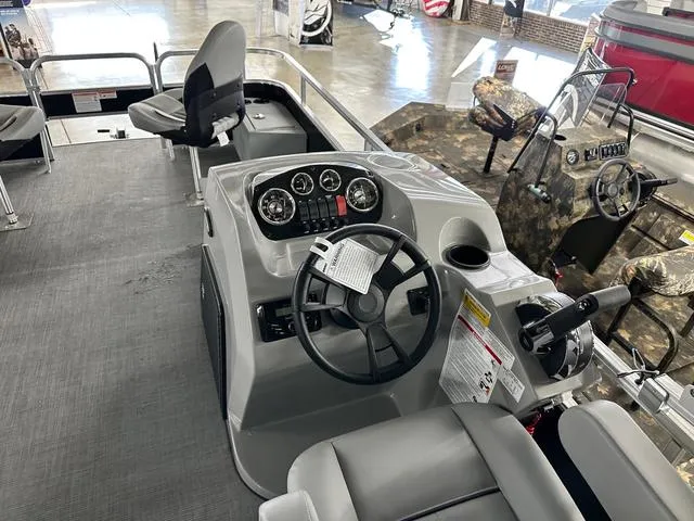 Slide: The Image of Lowe Ultra Fish And Cruise 162 2025 - 6
