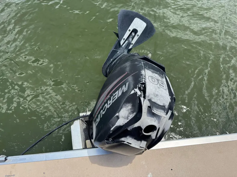 Slide: The Image of Outboard motor on a 2014 Harris FloteBote Cruiser 200, floating on water. - 11