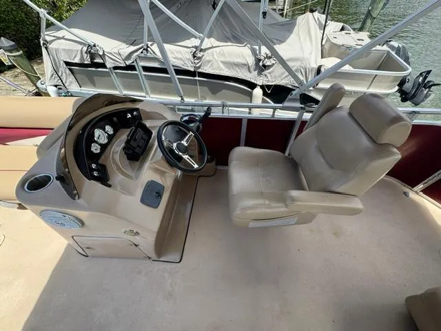 Slide: The Image of Captain's seat and helm of 2014 Harris FloteBote Cruiser 200 pontoon boat. - 6