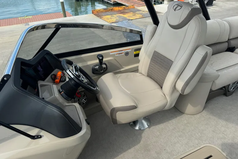 Slide: The Image of 2017 Tahoe Pontoon Cascade Platinum 2785EL captain's chair and helm, dockside view. - 15