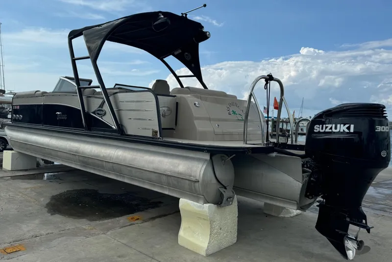 Slide: The Image of 2017 Tahoe Pontoon Cascade Platinum 2785EL with Suzuki 300 engine on display. - 24