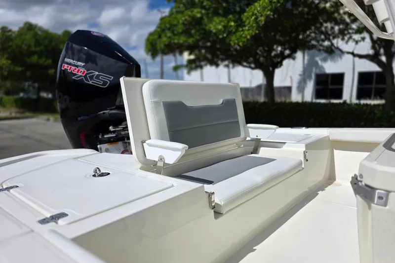 Slide: The Image of 2025 Mako 24 APEX boat with Mercury Pro XS engine, featuring comfortable seating. - 4
